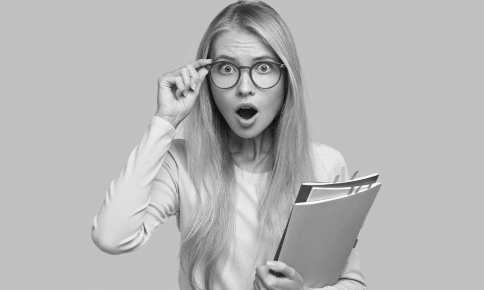 Ambiente profissional de trabalho com documentos financeiros e calculadoras